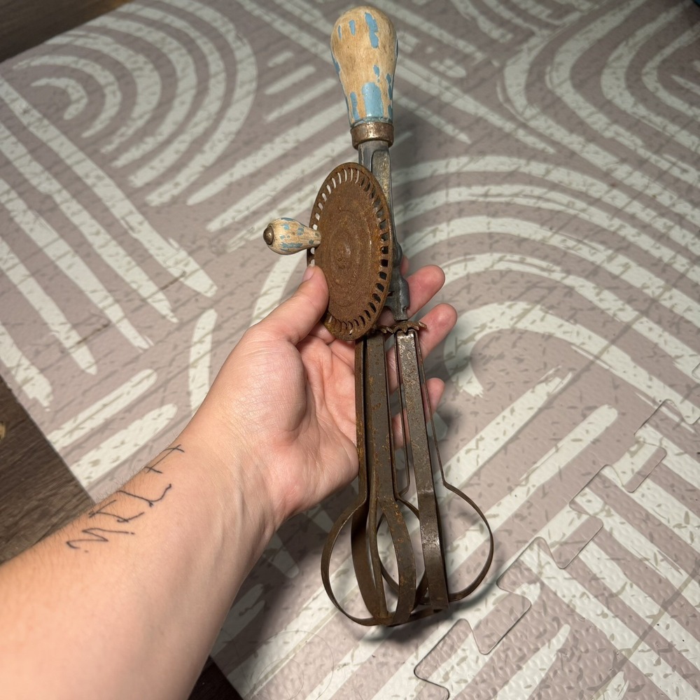 Vintage. Blue A&J Hand Crank Manual Egg Beater Whip Mixer Wood Handle PAT 1923.